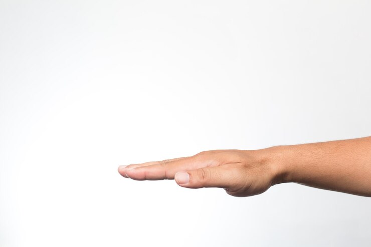 Foto mano recortada haciendo gestos contra un fondo blanco