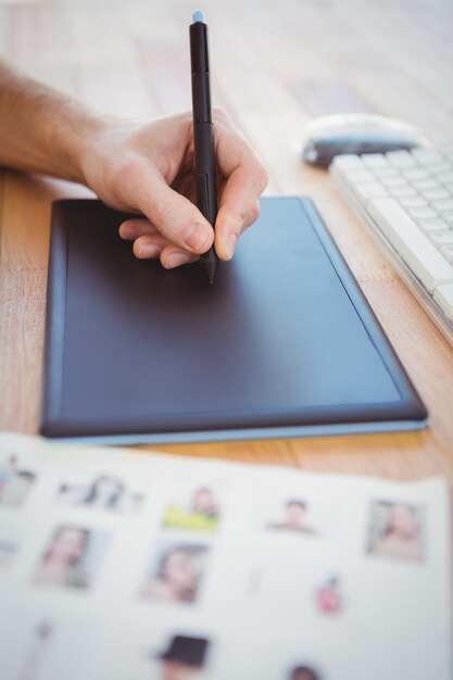 Foto mano recortada de hombre dibujando en tableta gráfica