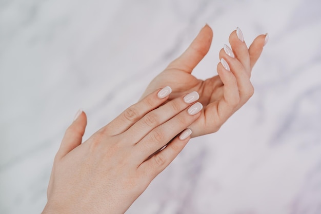 Mano recortada de una mujer que se da la mano