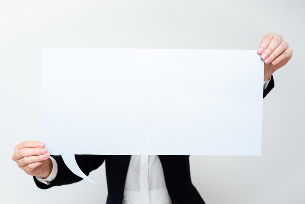 Foto mano recortada de una mujer sosteniendo un cartel en blanco contra un fondo blanco