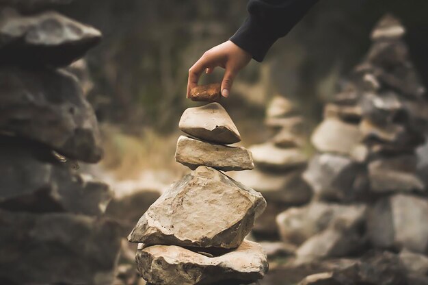 Mano recortada de una persona apilando piedras