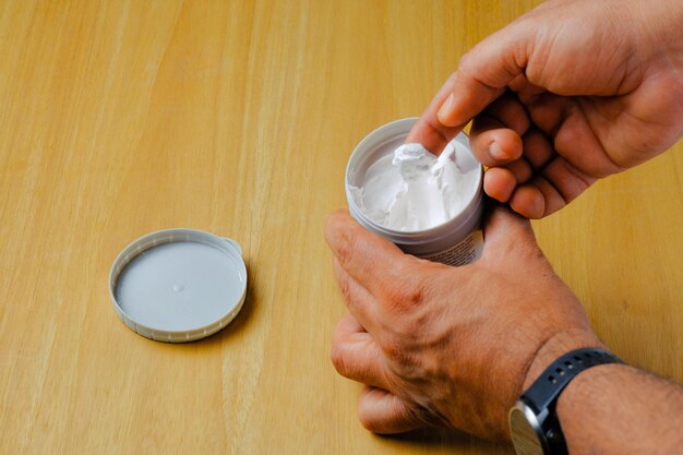 Mano recortada de una persona lavándose las manos en la mesa