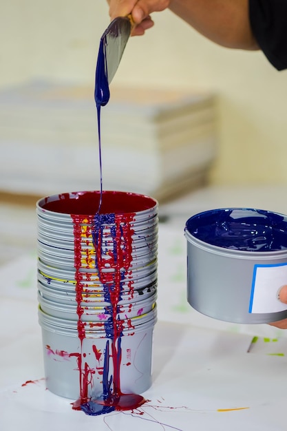 Foto mano recortada de una persona mezclando pintura