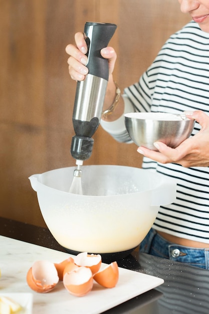 Foto mano recortada de una persona preparando comida en la mesa