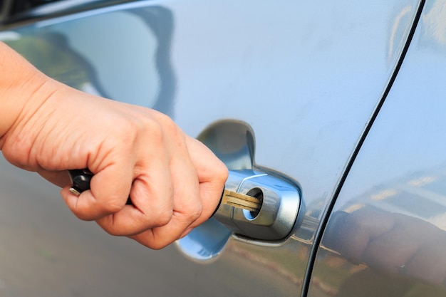 Foto mano recortada de una persona que abre la puerta del coche