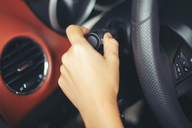 Foto mano recortada de una persona que conduce un automóvil