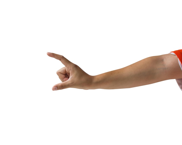 Foto mano recortada de una persona que hace gestos contra un fondo blanco