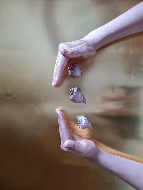 Foto mano recortada de una persona que se lava las manos
