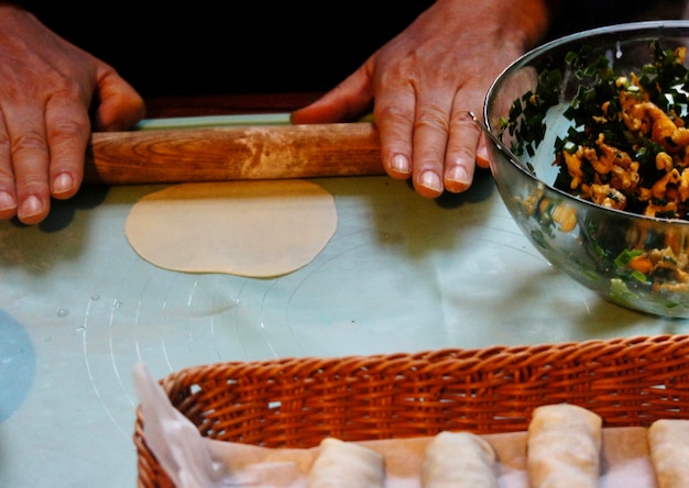 Foto mano recortada de una persona que prepara alimentos