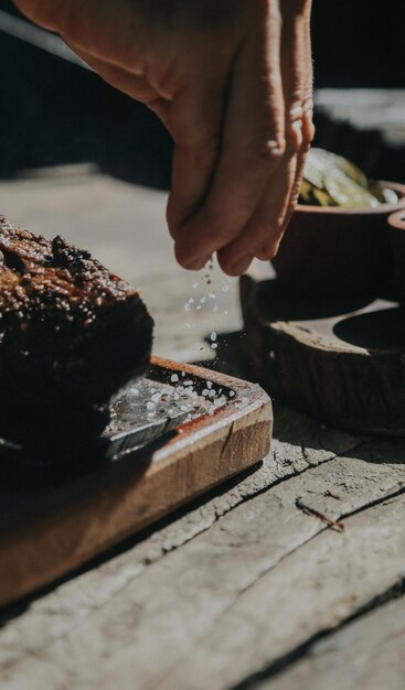 Foto mano recortada de una persona que prepara alimentos