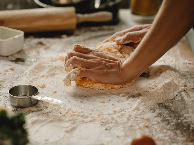 Mano recortada de una persona que prepara alimentos
