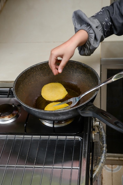 Foto mano recortada de una persona que prepara alimentos