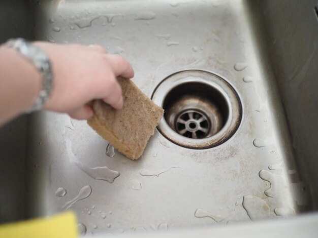 Foto mano recortada de una persona que prepara alimentos