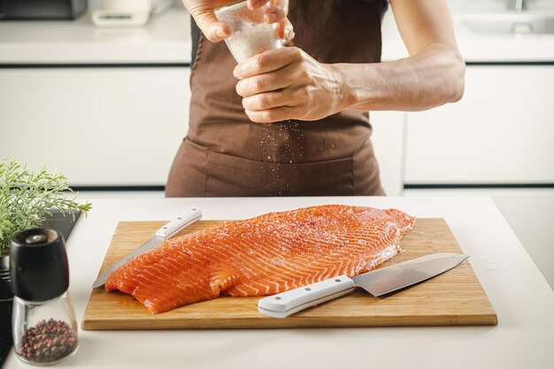 Foto mano recortada de una persona que prepara alimentos