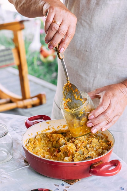 Mano recortada de una persona que prepara alimentos