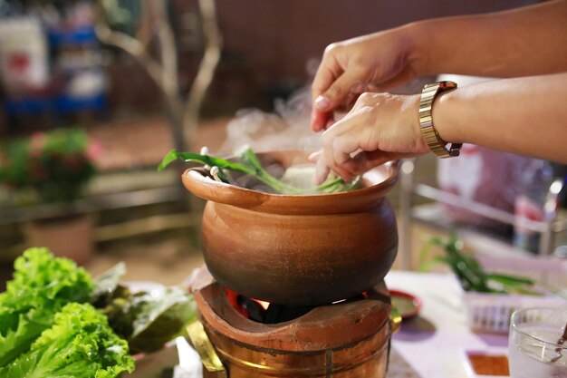 Mano recortada de una persona que prepara alimentos