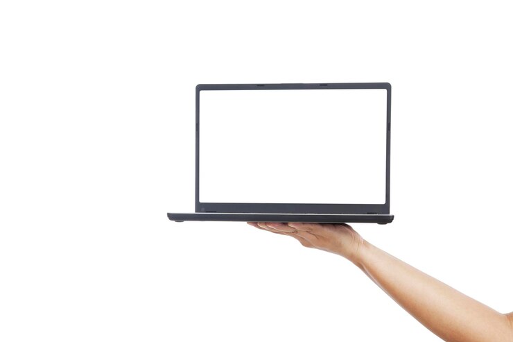 Foto mano recortada de una persona que sostiene una computadora portátil contra un fondo blanco