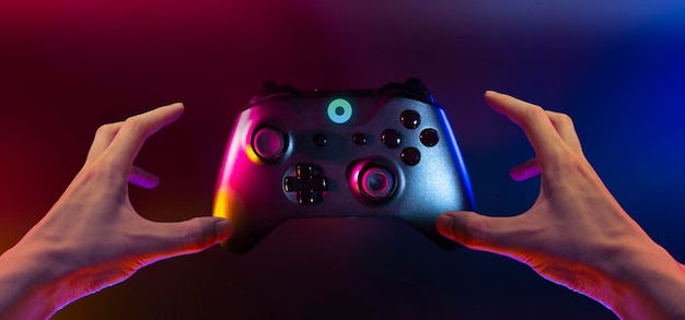 Mano recortada de la persona que sostiene el control remoto