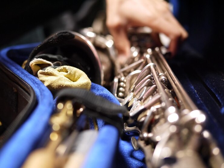 Foto mano recortada de una persona que sostiene un instrumento musical