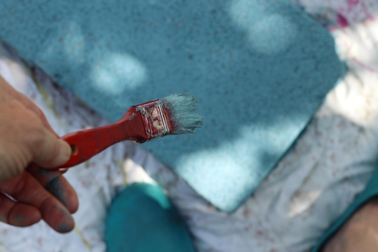 Foto mano recortada de una persona que sostiene un pincel