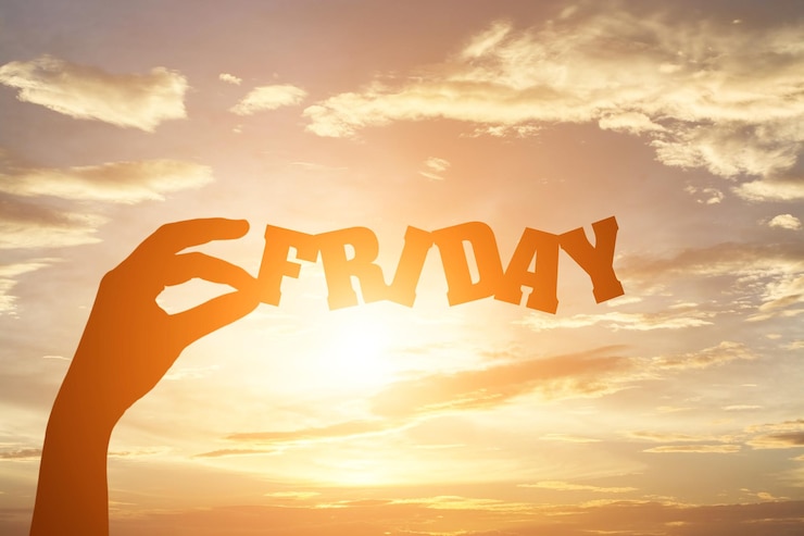 Foto mano recortada de una persona sosteniendo texto contra el cielo naranja durante la puesta de sol