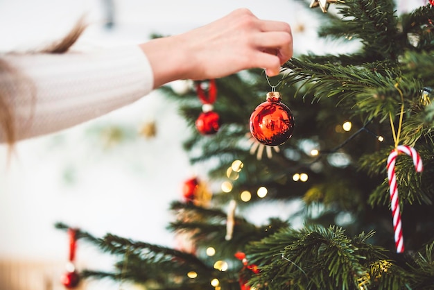 Mano recortada sosteniendo el árbol de Navidad