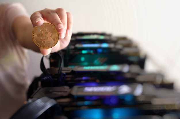 Foto mano recortada sosteniendo bitcoin contra la máquina