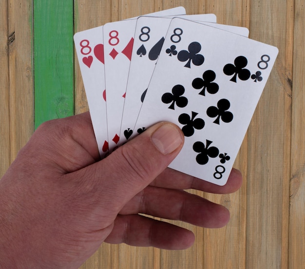 Foto mano recortada sosteniendo cartas en una mesa de madera
