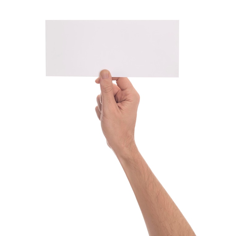 Foto mano recortada sosteniendo un cartel contra un fondo blanco
