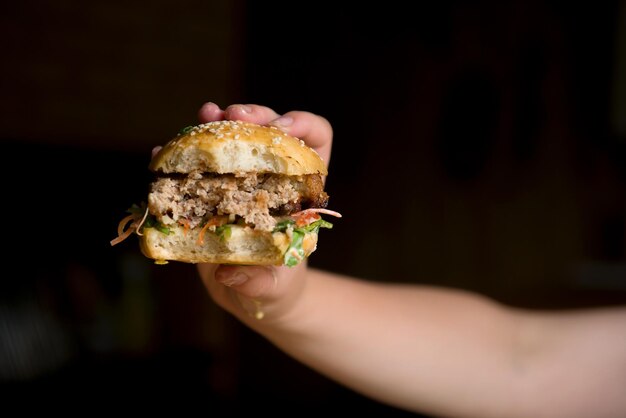 Foto mano recortada sosteniendo comida