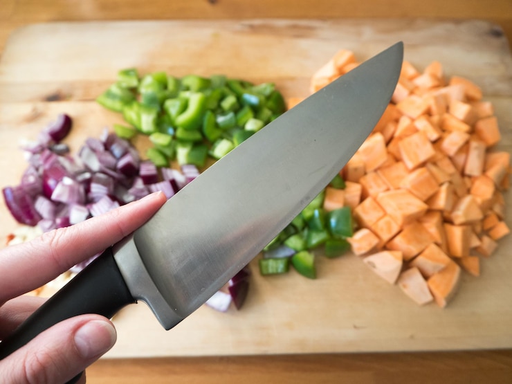 Foto mano recortada sosteniendo un cuchillo de cocina