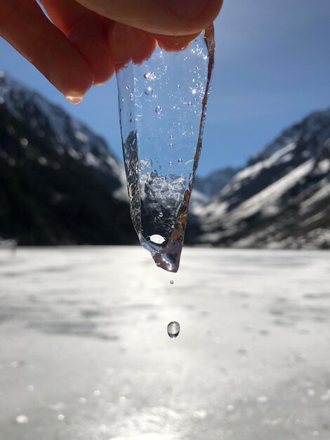 Foto la mano recortada sosteniendo el hielo