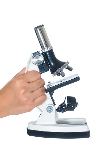 Mano recortada sosteniendo el microscopio sobre un fondo blanco
