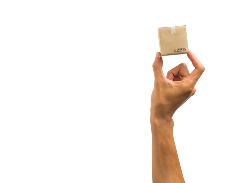Foto mano recortada sosteniendo una pequeña caja contra un fondo blanco