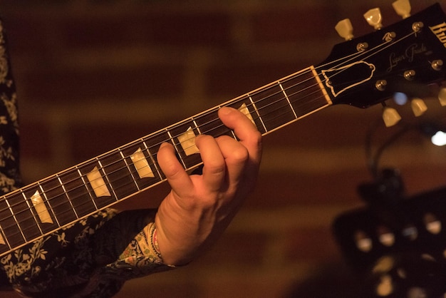 Mano recortada tocando la guitarra