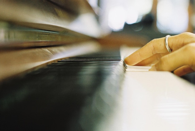 Foto mano recortada tocando el piano