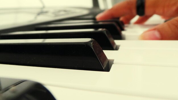 Foto mano recortada tocando el piano