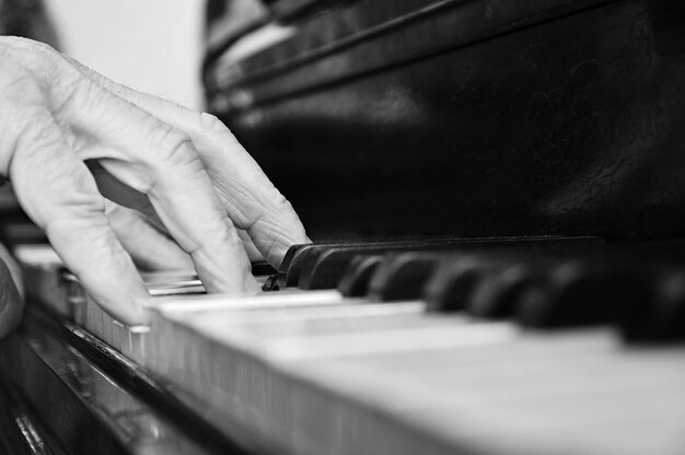 Foto mano recortada tocando el piano