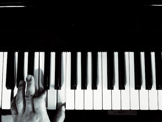 Foto mano recortada tocando el piano