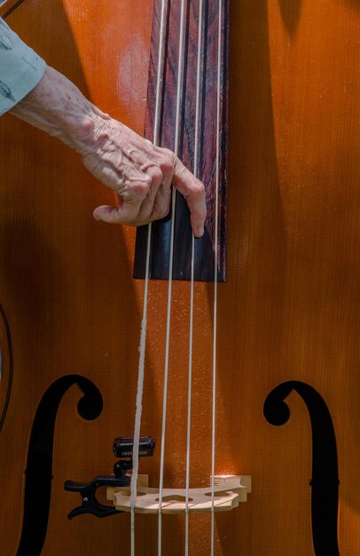 Mano recortada tocando el violonchelo