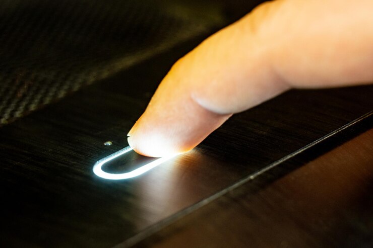 Foto mano recortada usando una computadora portátil