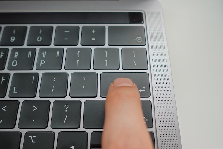 Foto mano recortada usando una computadora portátil