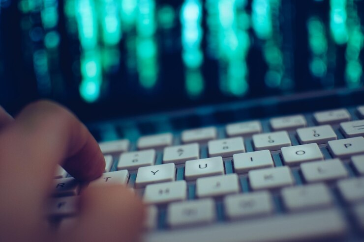 Foto mano recortada usando una computadora portátil