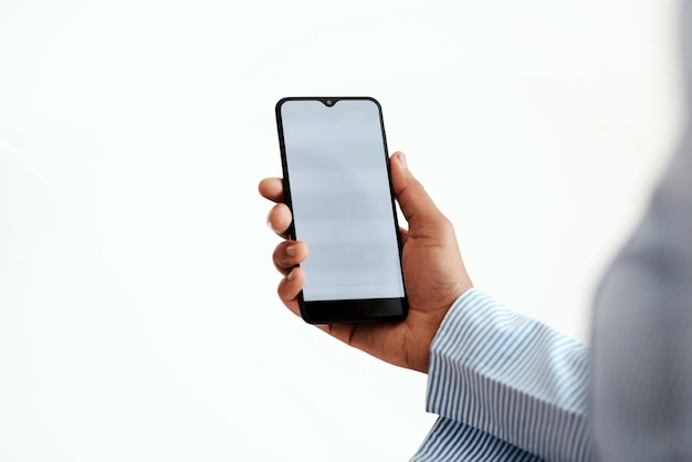 Mano recortada usando un teléfono móvil contra un fondo blanco