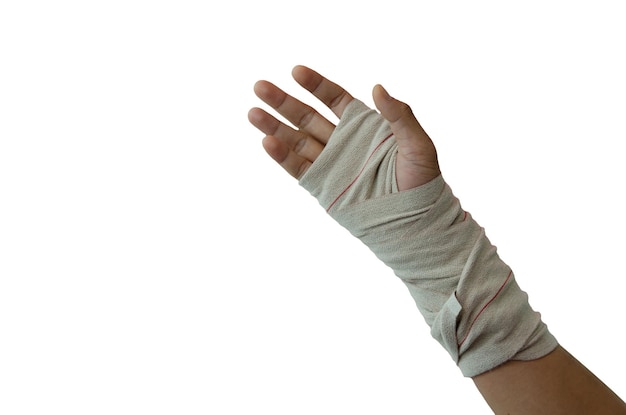 Mano recortada con vendaje contra un fondo blanco