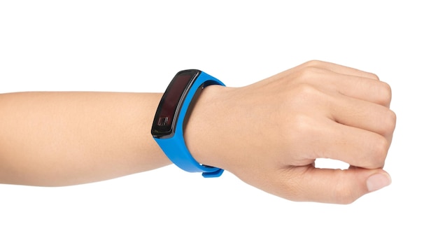 Mano con reloj inteligente bluetooth aislado sobre fondo blanco.