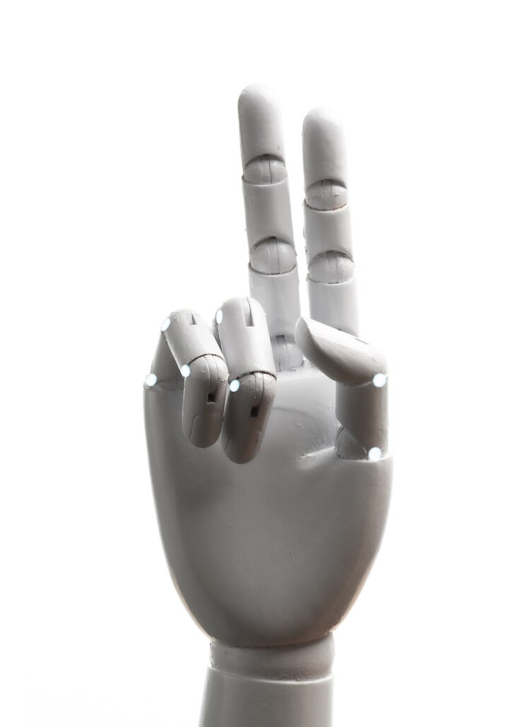 Foto mano de robot blanco muestra dos dedos aislados sobre fondo blanco