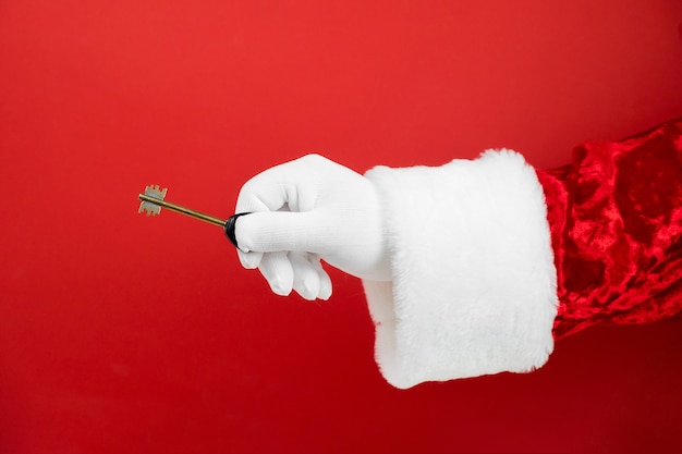 La mano de Santa Claus sostiene la llave de la casa.