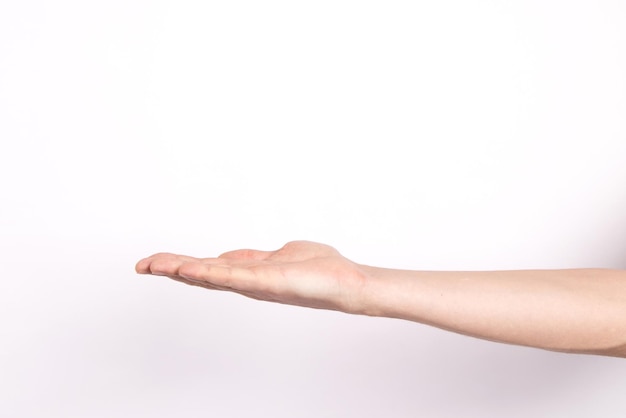 Mano sobre un fondo blanco.