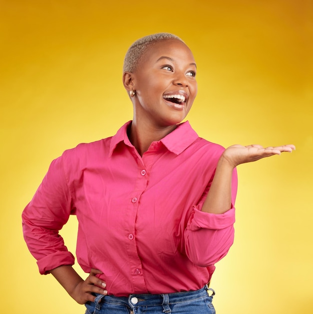 La mano sonríe y la mujer negra en el estudio con noticias de venta o promoción en fondo amarillo feliz trato y concurso de espectáculo de dama africana regalo o información de contacto y inscribirse plataforma o cómo pasos